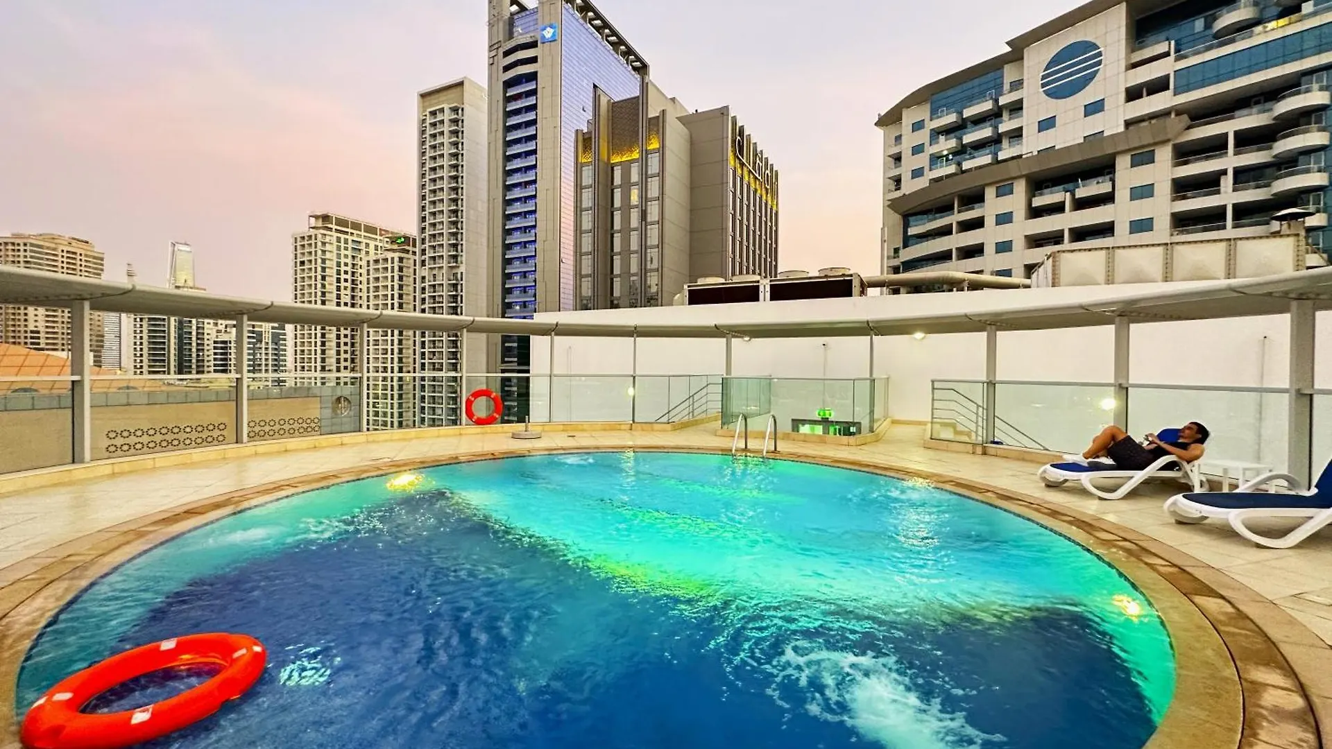 Amazing Roof Top Pool In Nice 1 Bhk Flat In Marina Dubai