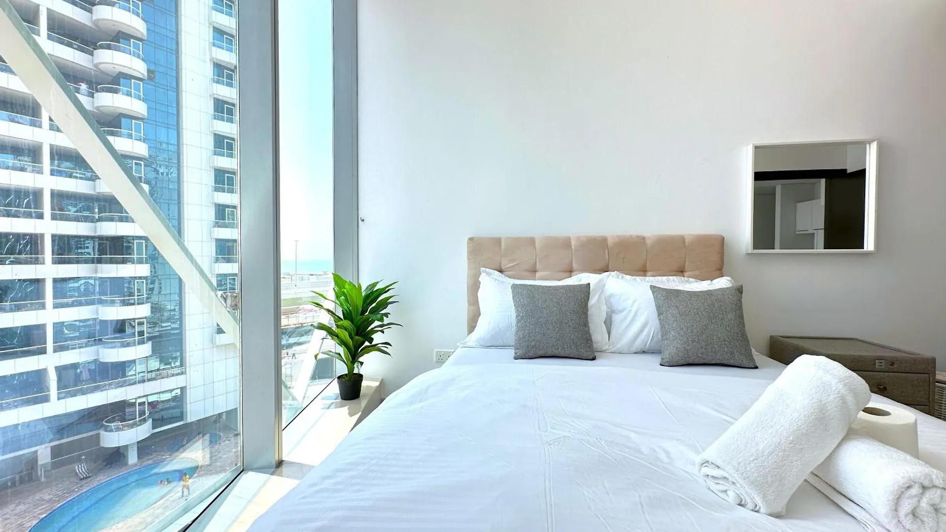 Amazing Roof Top Pool In Nice 1 Bhk Flat In Marina Dubai