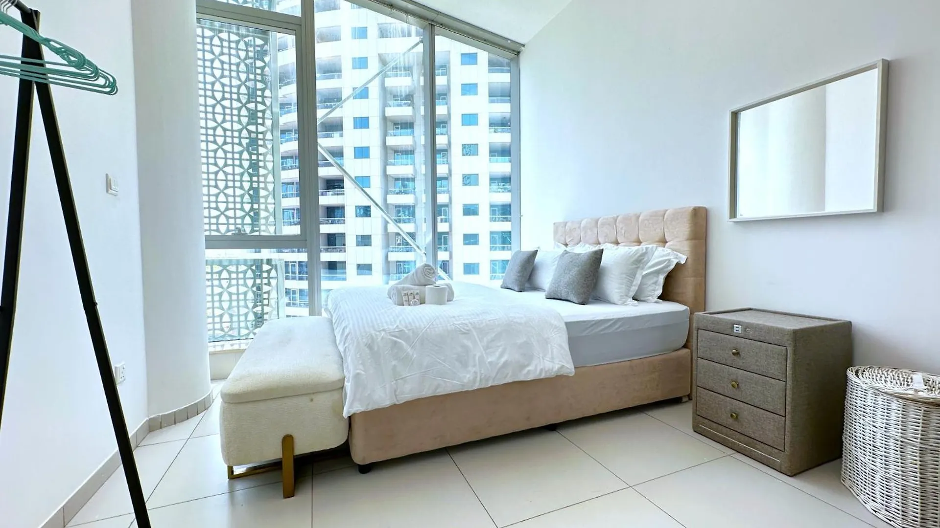 Amazing Roof Top Pool In Nice 1 Bhk Flat In Marina Dubai