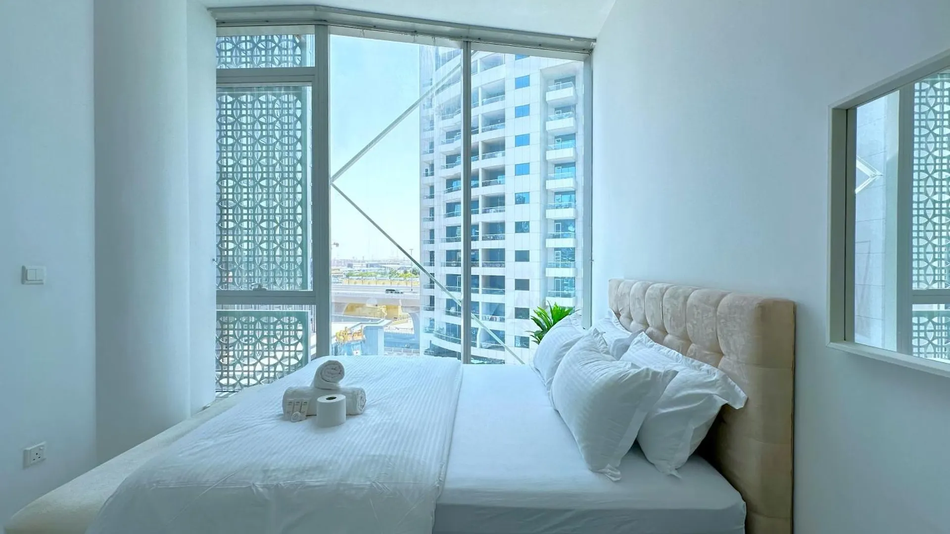 Amazing Roof Top Pool In Nice 1 Bhk Flat In Marina Dubai Apartment