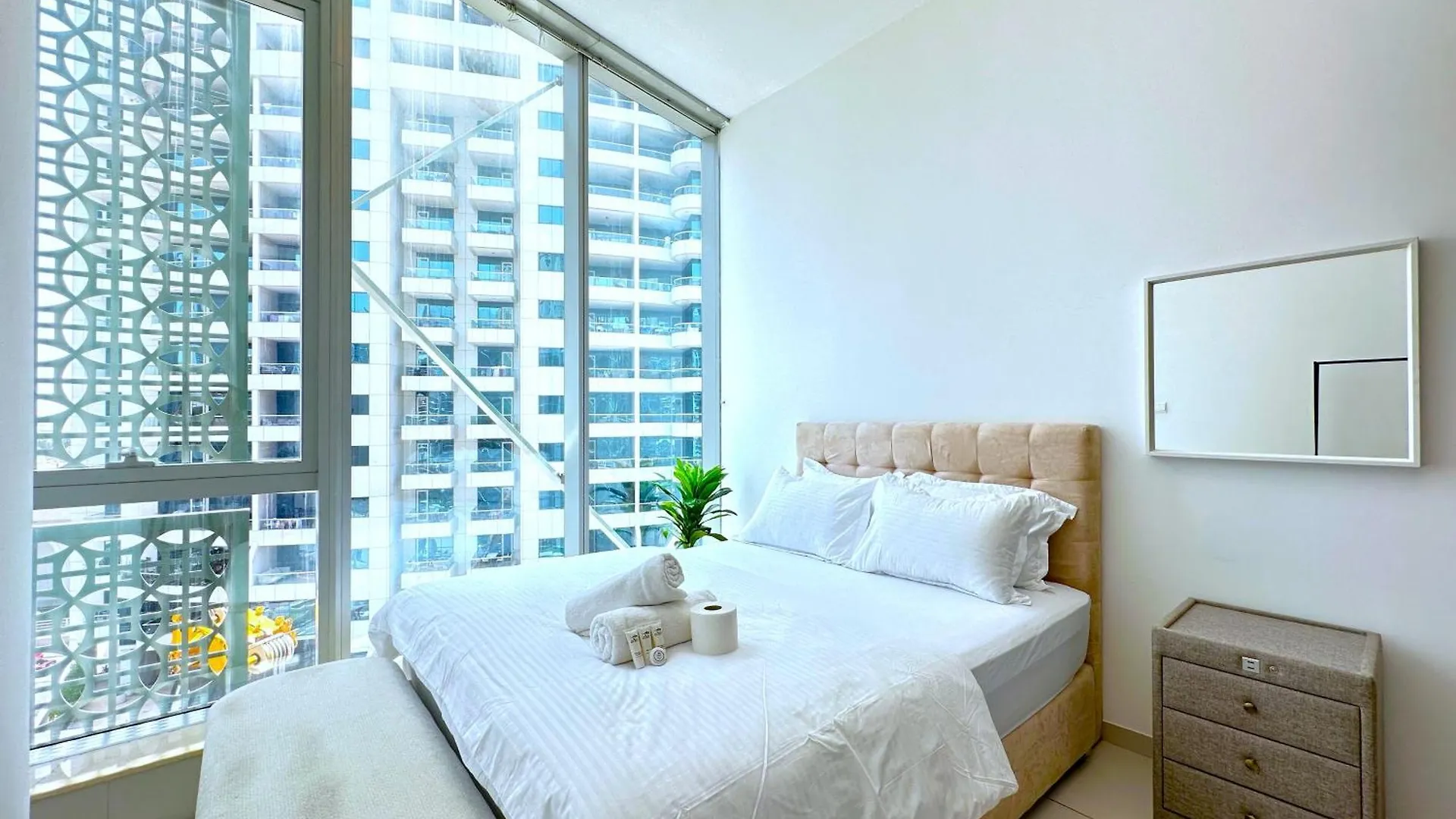 Amazing Roof Top Pool In Nice 1 Bhk Flat In Marina Dubai